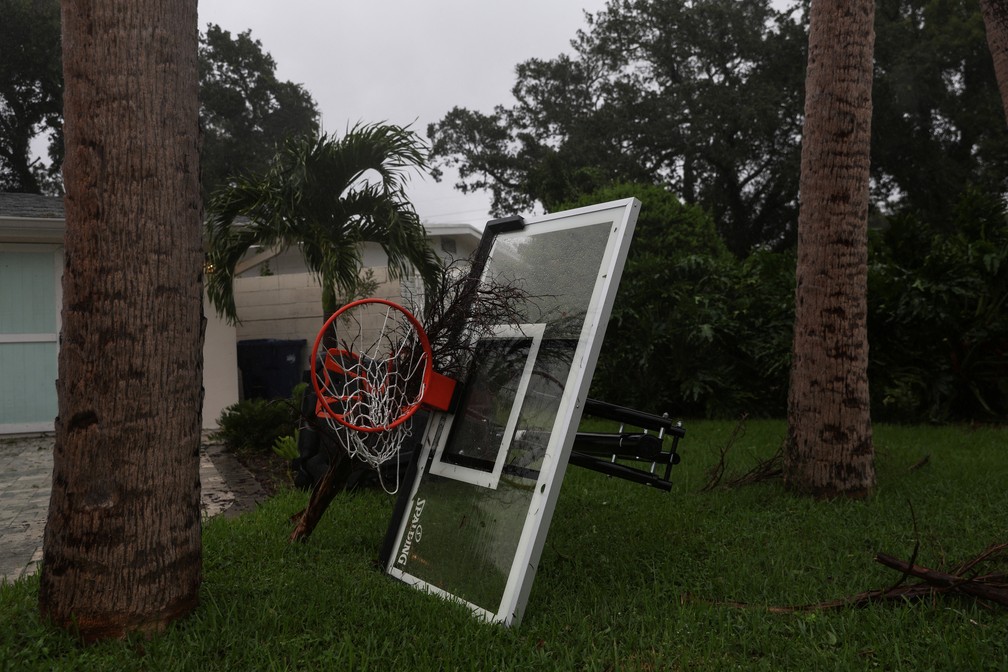 Uma cesta de basquete fica no chão enquanto o furacão Ian atinge o sudoeste da Flórida, em Tampa, EUA — Foto: REUTERS/Shannon Stapleton