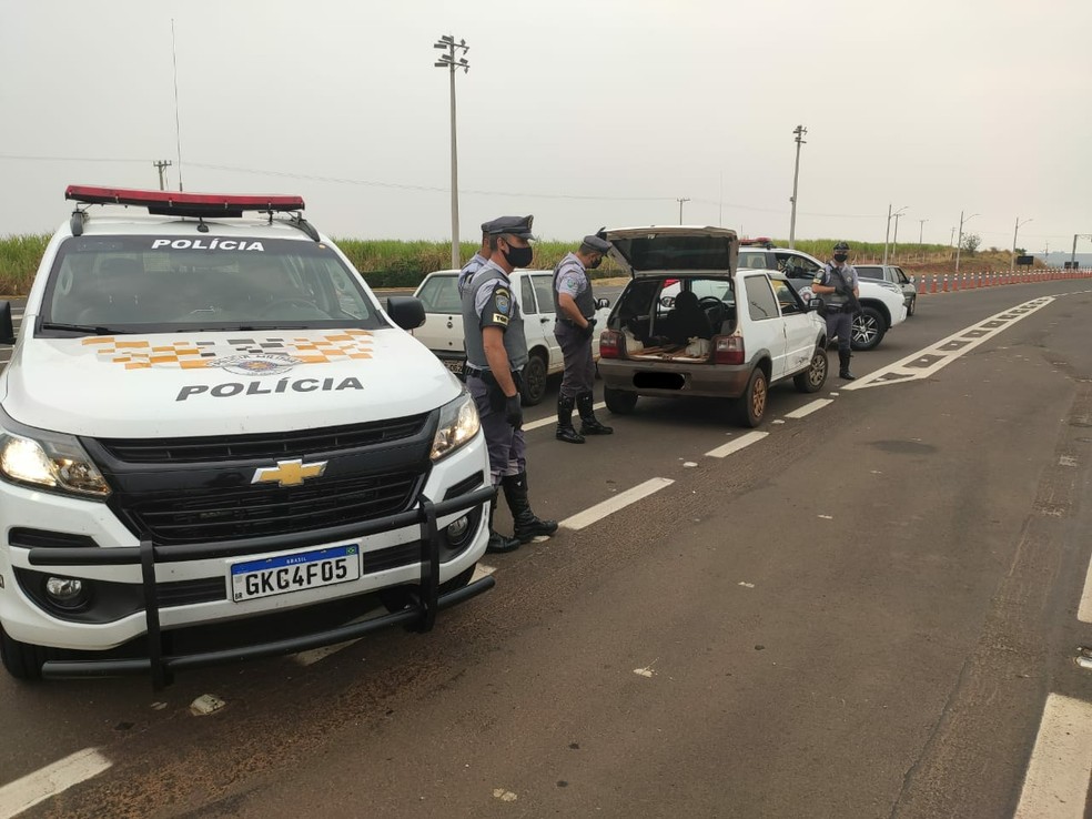 Dois carros foram abordados na SP-333 em Pongaí — Foto: Polícia Rodoviária/Divulgação