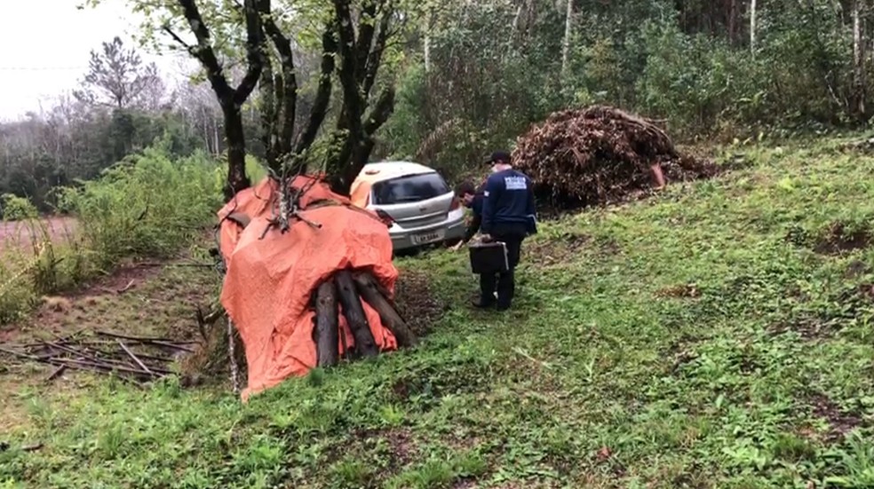 Carro com dois corpos foi encontrado em Condor — Foto: Reprodução / RBS TV 