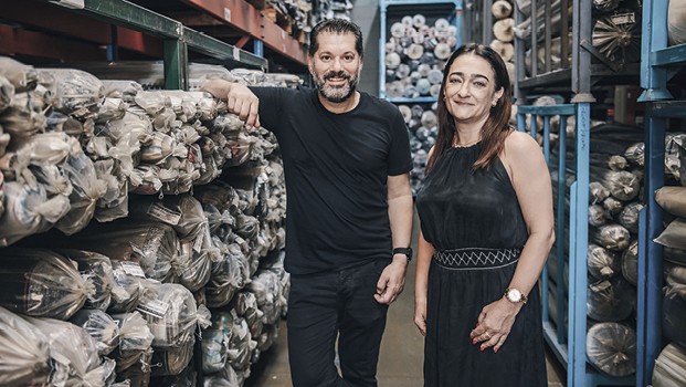 Por uma moda mais sustentável - Claudio Rocha e Marisa Ferragutt, da Ecosimple: tecidos feitos com garrafas PET, resíduos de processos têxteis e aparas descartadas de confecções (Foto: Camila Cara )