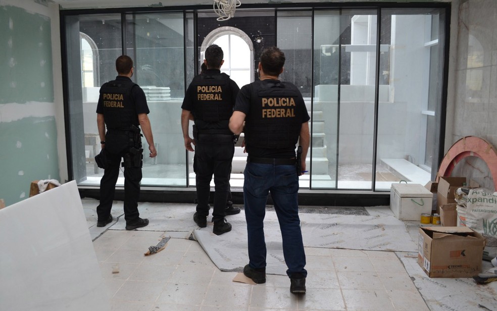 Agentes da PF no interior de apartamento de vice-presidente da Guiné — Foto: Divulgação/Polícia Federal
