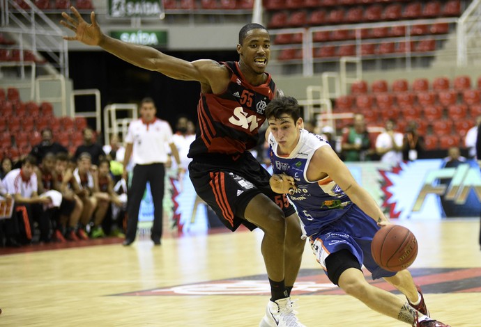 Em casa no Fla, pivô americano vibra com aplausos: “A Nação me abraçou”