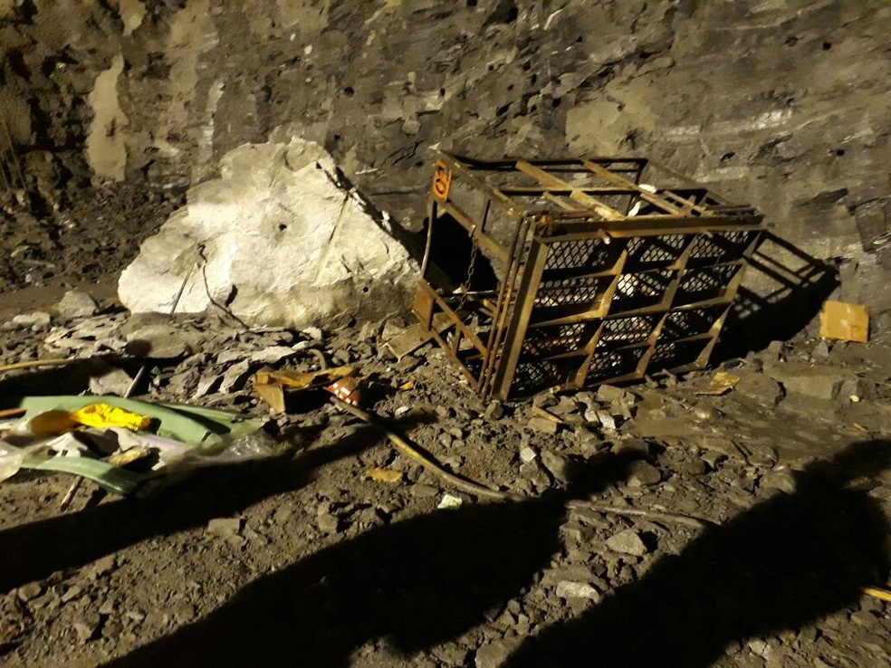 Trabalhadores estavam em estrutura similar a uma gaiola quando foram atingidos pela pedra (Foto: Divulgação)