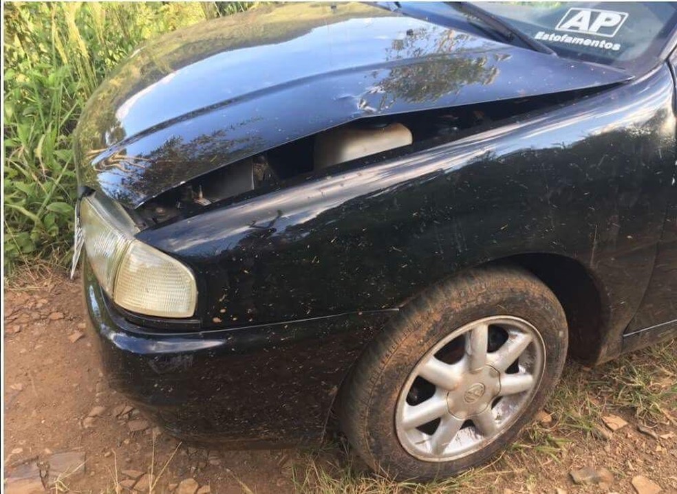 Polícia identificou carro por marcas de colisão  (Foto: Polícia Militar/Divulgação)