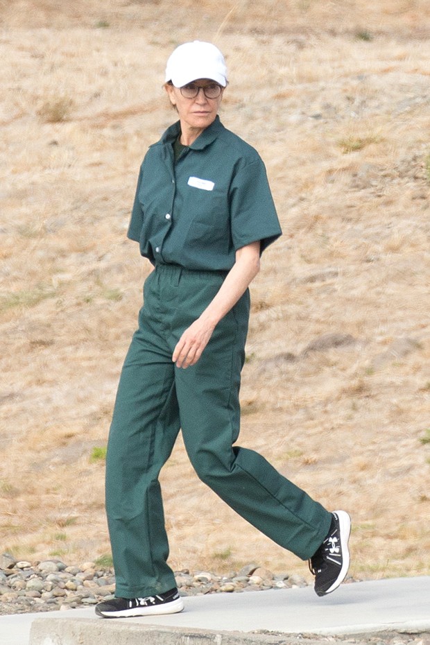 Felicity Huffman é clicada com roupas do sistema penitenciário pela primeira vez (Foto: Grosby Group)