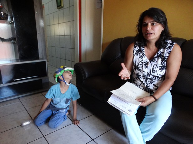 Silvânia Oliveira conseguiu liminar na Justiça para que o filho faça uso do medicamento à base de canabidiol (Foto: Joalline Nascimento/ G1)