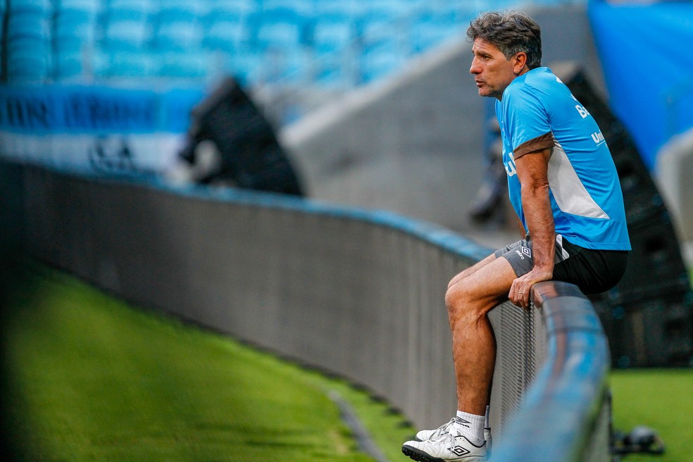 Renato Portaluppi apenas observa o treino do Grêmio nesta segunda-feira (Foto: Lucas Uebel/Divulgação Grêmio)