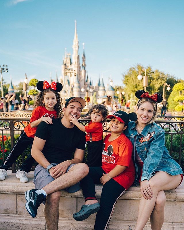 Wesley Safadão curte Disney com a mulher, Thyane, e os filhos, Yhudy, Ysis e Dom (Foto: Reprodução/Instagram)