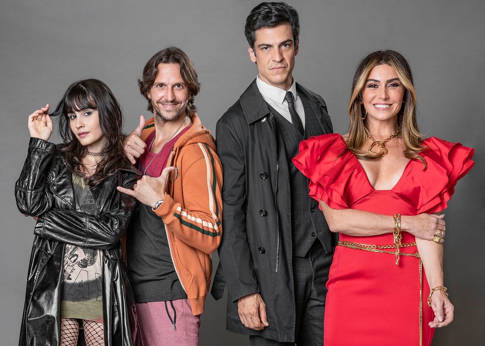 Flávia (Valentina Herszage), Neném (Vladimir Brichta), Guilherme (Mateus Solano) e Paula (Giovanna Antonelli) dão adeus a 'Quanto mais Vida, Melhor!' — Foto: João Miguel Júnior/Globo