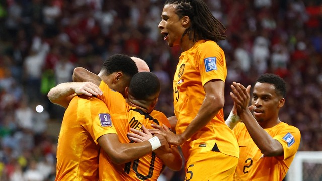 Jogadores da Holanda comemoram o gol de Gakpo em cima do Catar