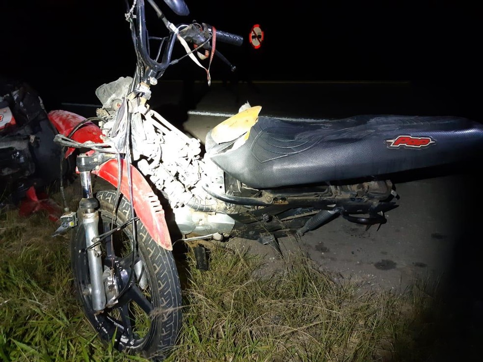 Motociclista morre após batida com carro na BR-116, no sudoeste da Bahia — Foto: Divulgação / PRF