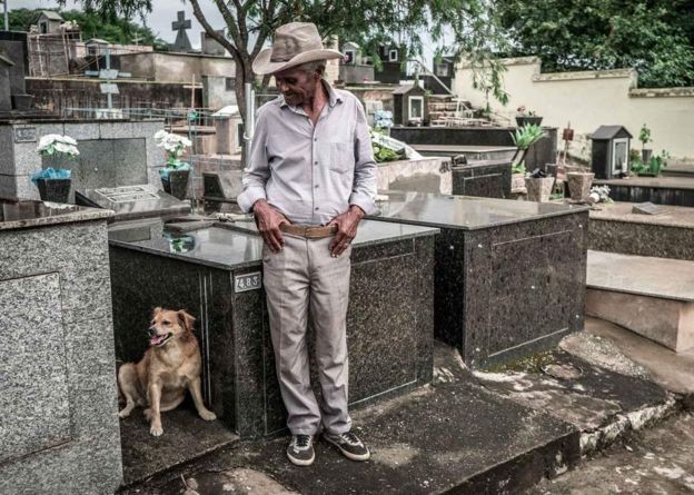 Darcy Dias da Cunha no cemitério, à espera do corpo da filha Rosária (Foto: DERRICK EVANS/BBC)
