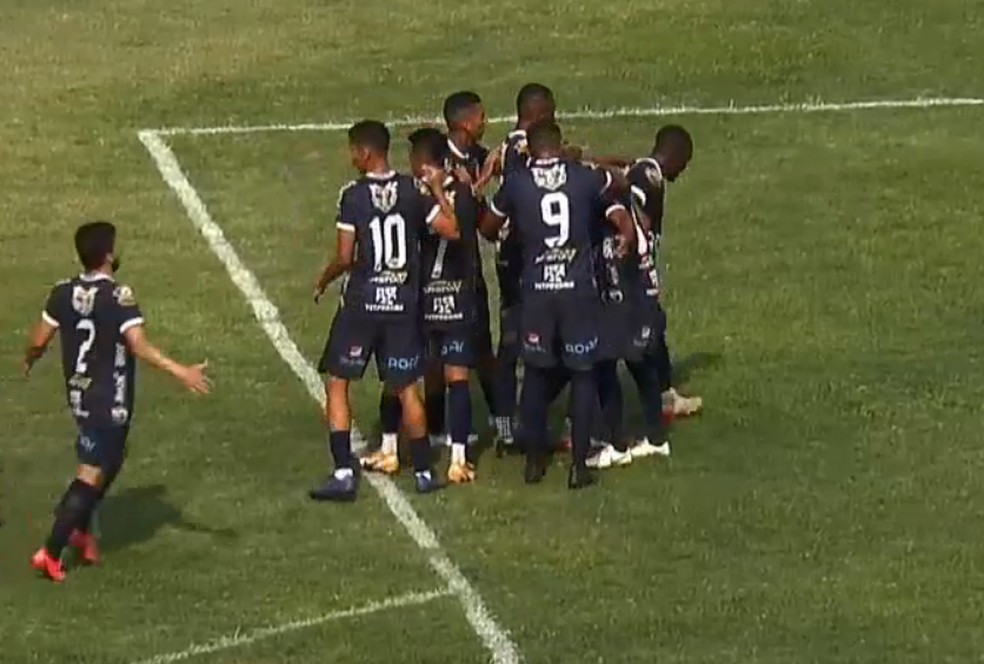 Jogadores do Fernandópolis comemoram gol na vitória sobre o América-SP pela Segundona — Foto: Divulgação/FPF TV