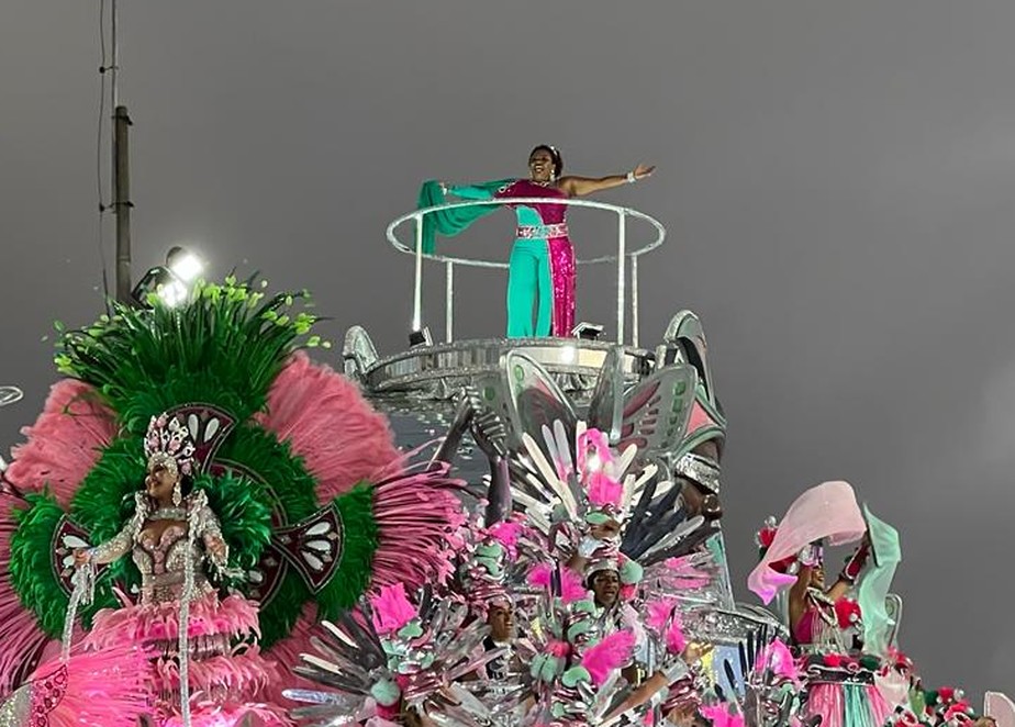Margareth Menezes no desfile da Mangueira no carnaval 2023