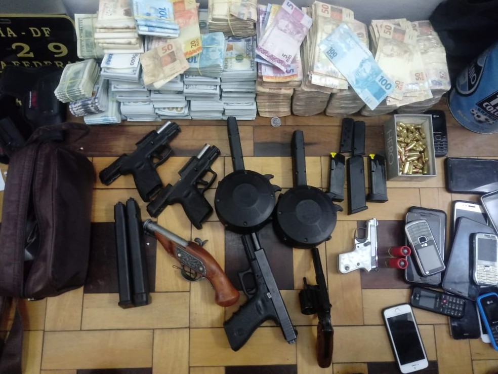 Armas, dinheiro, documentos e placas veiculares foram encontradas no apartamento do suspeito em Novo Hamburgo — Foto: Sd Carlos Zoch / Com Soc VRS
