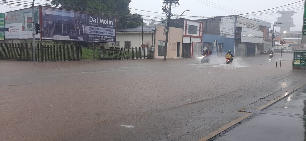 Parte da avenida Getúlio Vargas fica totalmente inundada quando chove — Foto: Aldo França/ Rede Amazônica