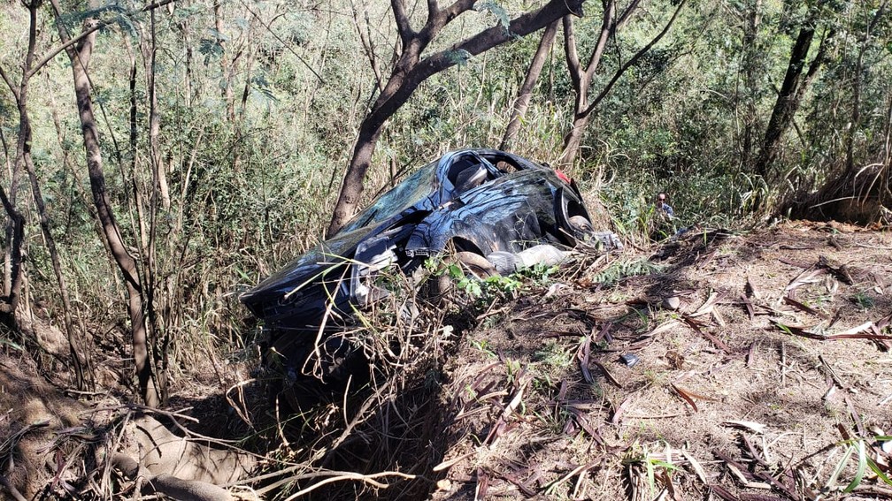 Quatro homens foram presos após fuga com carro furtado em Capivari (Foto: Tonny Machado/Raízes FM)