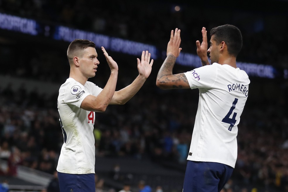 Lo Celso e Romero em ação com a camisa do Tottenham — Foto: Reuters