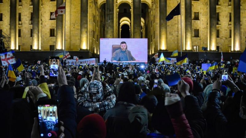 Cerca de 30 mil georgianos ouviram o presidente da Ucrânia Zelensky durante um protesto em massa (Foto: Getty Images via BBC News)