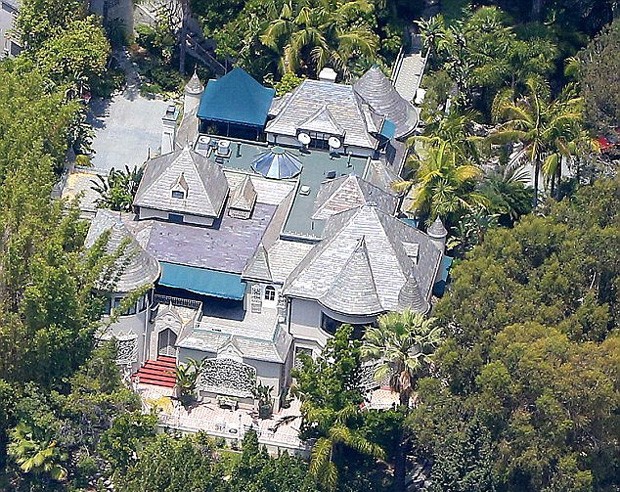 Essa é uma das mansões de Depp em Hollywood (Foto: Reprodução)