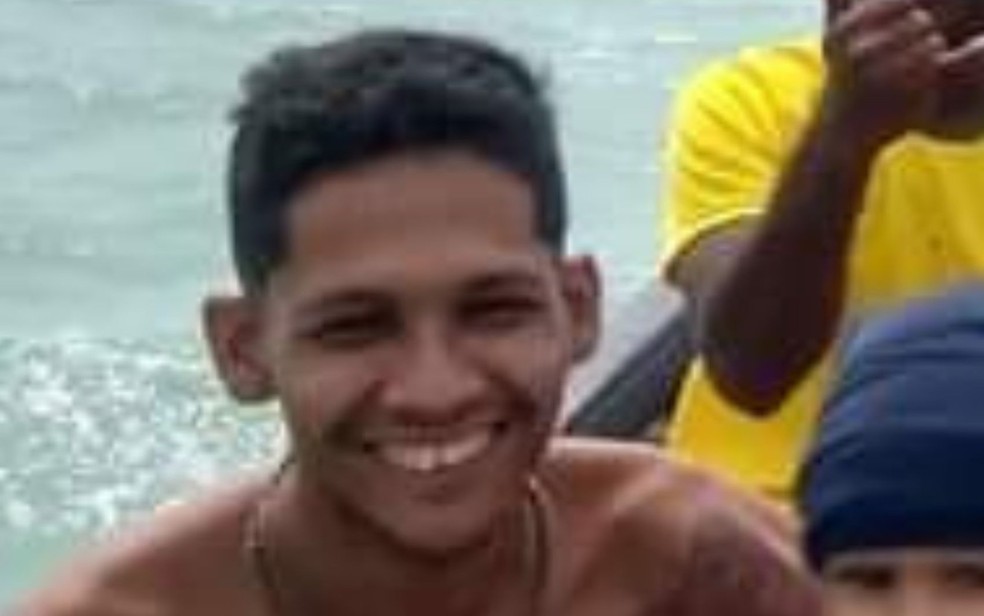 André Luiz foi atacado por tubarão em Olinda  — Foto: Reprodução/WhatsApp