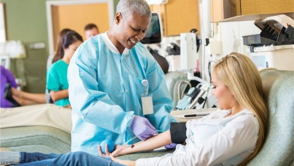 Profissional colhe sangue de doadora, em imagem de arquivo — Foto: Getty Images via BBC