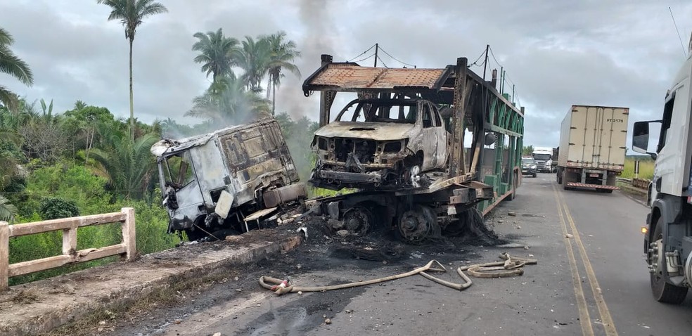 Cabine do caminhão e automóvel que estava sendo transportado foram destruídos pelas chamas.  — Foto: Divulgação/Polícia Rodoviária Federal