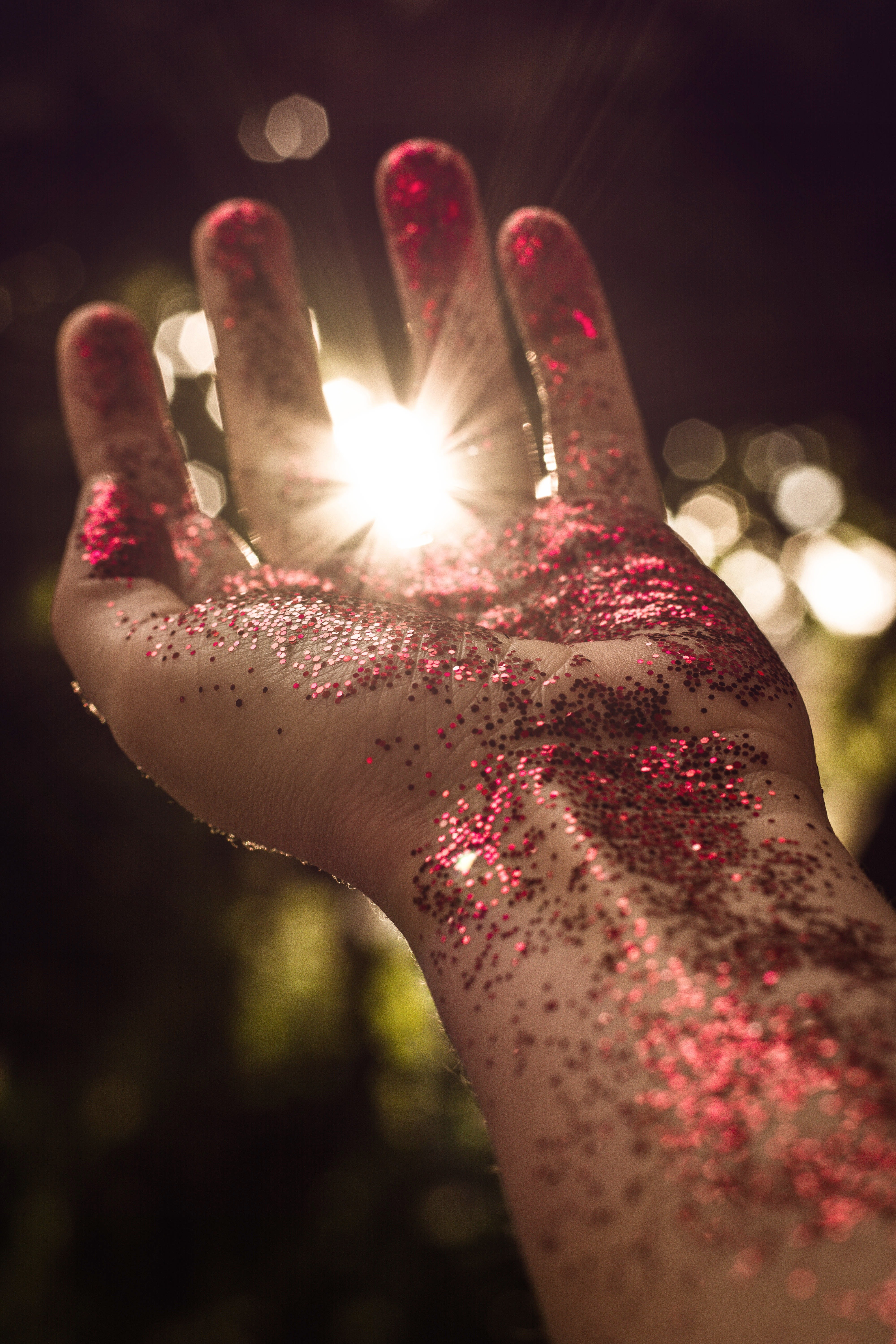 Mão cheia de glitter (Foto: Cheresha/Pexels)
