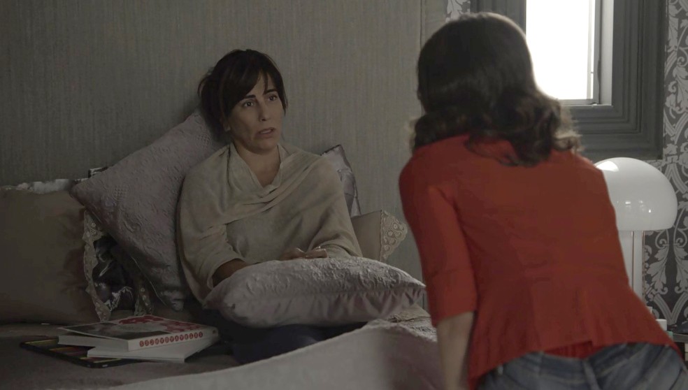 Beth diz a Clara que Adriana já sabe da verdade (Foto: TV Globo)