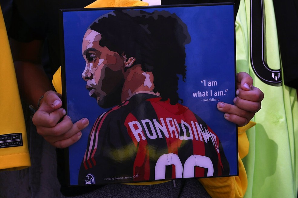 Em Beirute, fã segura placa com imagem de Ronaldinho Gaúcho, que foi país prestar homenagens às vítimas da explosão na cidade, que aconteceu em 2020 — Foto: Bilal Hussein/AP