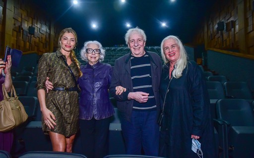 Grazi Massafera, Vera Hotlz e mais famosos vão à peça de Fernanda Montenegro no Rio; fotos