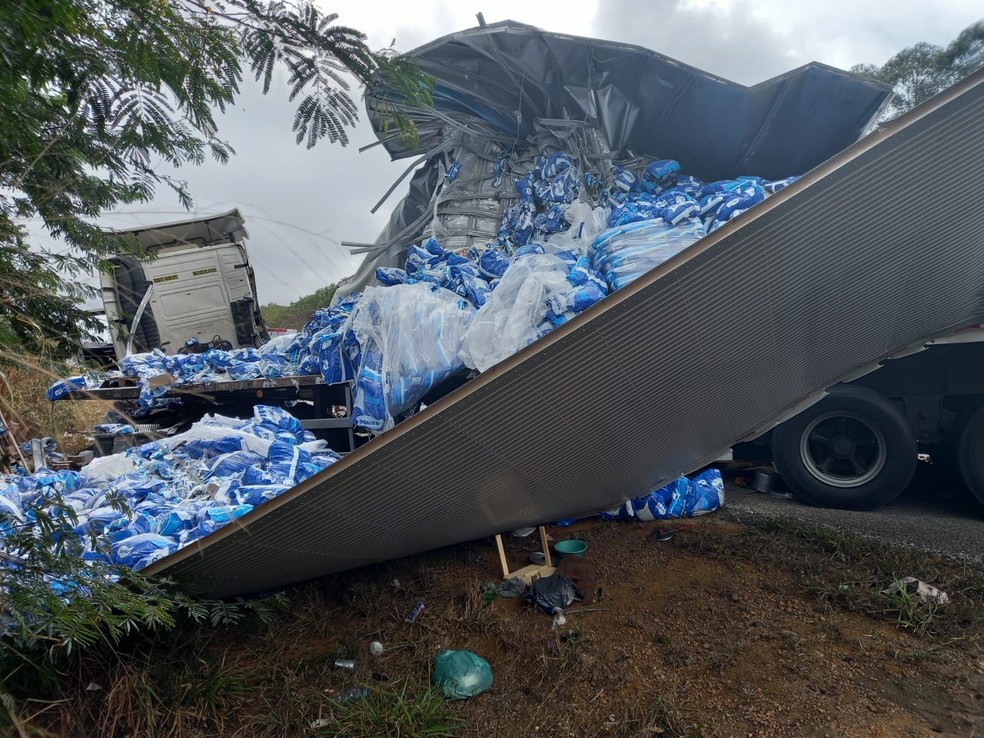 Populares saquearam carga transportava por um dos veículos envolvidos no acidente — Foto: Divulgação/PRF 