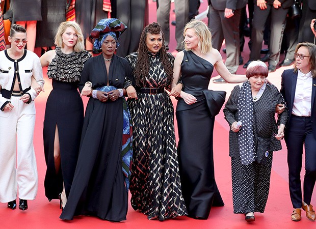 Equipe de filme brasileiro faz protesto em Cannes em defesa da