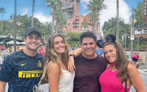 Elaine Mickely e Cesar Filho curtem parque com os filhos em Orlando, EUA