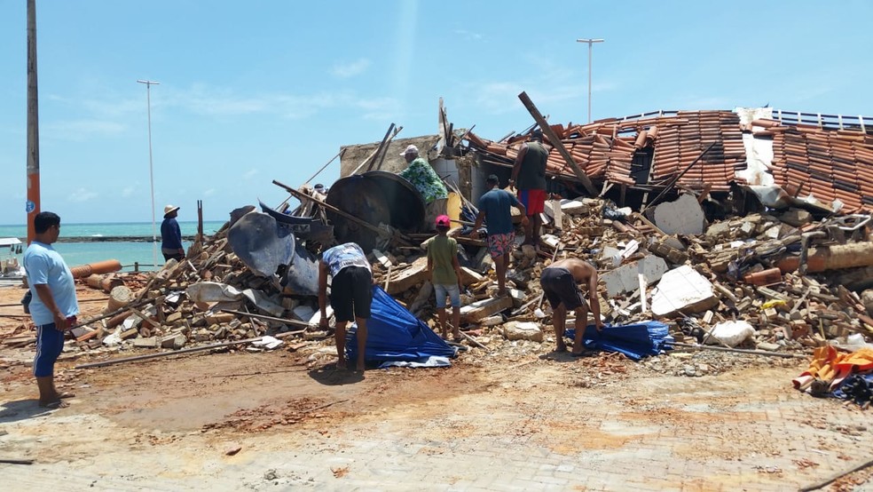 Proprietários tentam recuperar alguns pertences após demolição das barracas — Foto: Maciel Albuquerque/Arquivo pessoal