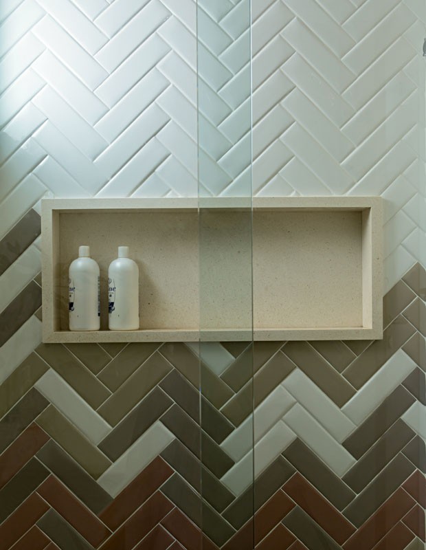 apartamento-dt-estudio-azulejo-espinha-de-peixe-boxe-nicho (Foto: Edu Castello/Editora Globo)