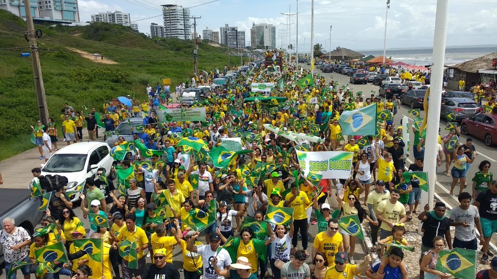 SÃO LUÍS: 11h55. Manifestantes fazem passeata neste domingo (26) em apoio ao governo Bolsonaro na Avenida Litorânea — Foto: Douglas Pinto/TV Mirante