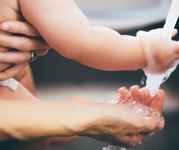 Lavar as mãos com água e sabão com frequência é uma das melhores maneiras de evitar o contágio pelo vírus (Foto: Pexels)