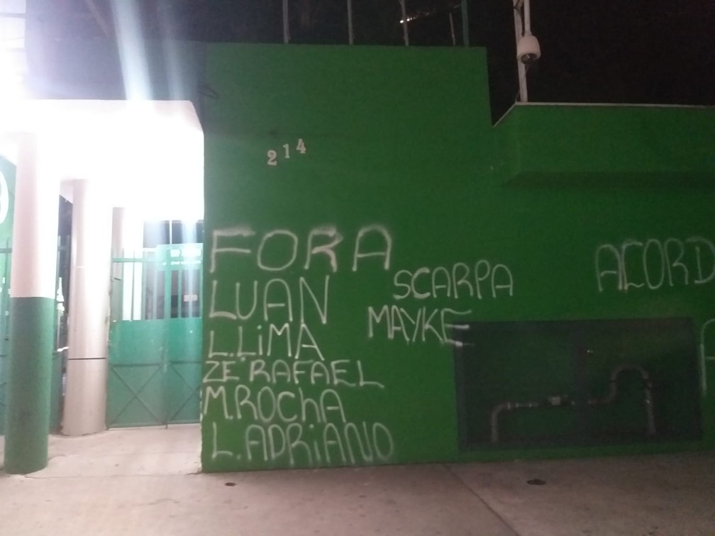Muro do estádio do Palmeiras é pichado após derrota para o São Paulo — Foto: Reprodução