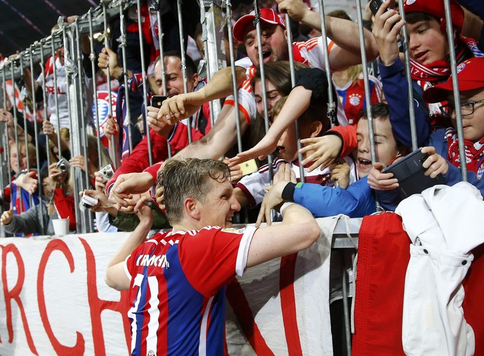 Schweinsteiger comemora torcida Bayern de Munique x Hertha Berlim (Foto: REUTERS/Kai Pfaffenbach)