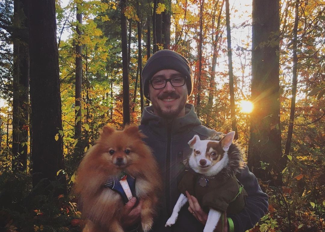 O artista Matthew Dueckman e seus cachoros (Foto: Instagram / @matthewdueckman_art / Rerodução)