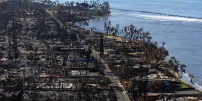 O incêndio chegou até a praia de Lahaina, Havaí. Moradores e turistas se jogaram no mar para se proteger do fogo. — Foto: Justin Sullivan/Getty Images/AFP