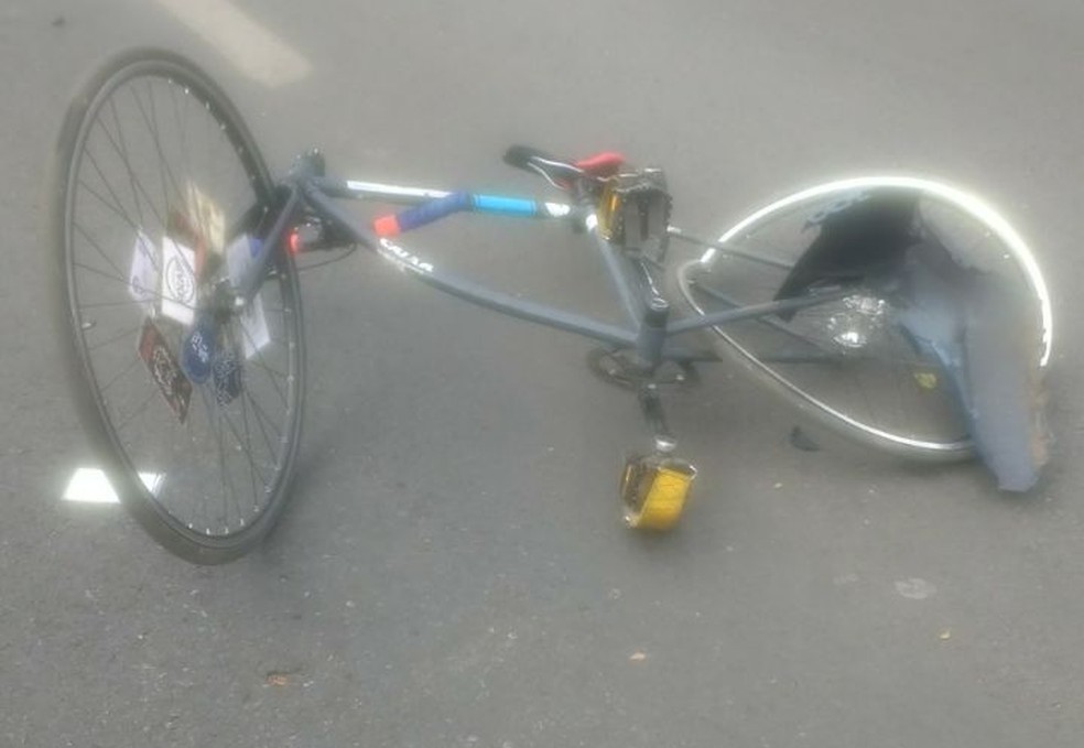 Bicicleta de Raul Aragão, que morreu  após ser atropelado em Brasília (Foto: Polícia Militar/Divulgação)