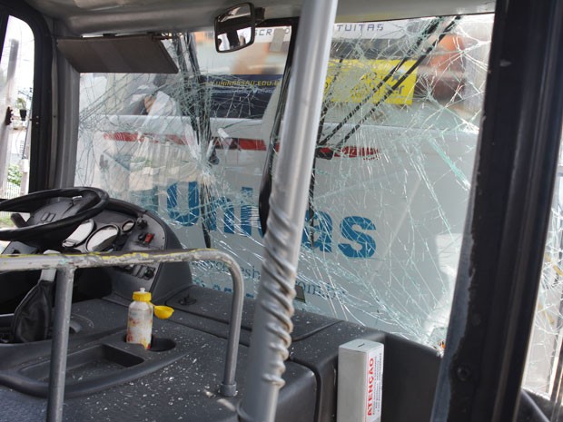 Para-brisa de um dos ônibus ficou destruído com o impacto (Foto: Walter Paparazzo/G1)