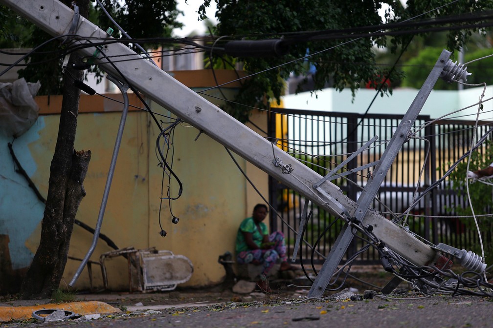 Poste caído é fotografado após passagem do furacão Irma, em Puerto Plata, na República Dominicana (Foto: Ivan Alvarado/Reuters)