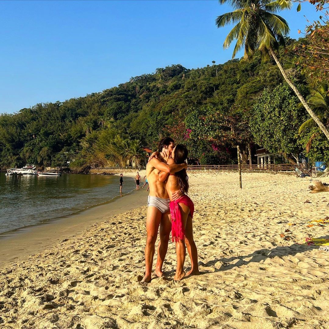 Nicolas Prattes posa com a namorada (Foto: Reprodução/Instagram)