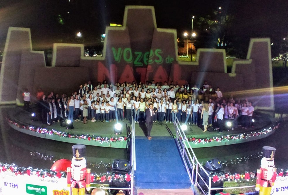 Corais do Vozes de Natal subiram juntos ao palco para uma interpretação de Novo Tempo — Foto: Sérgio Pais/G1