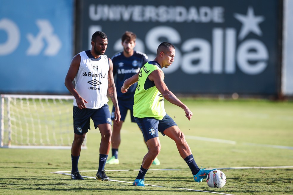 Leonardo Gomes (E) já ensaiava retorno em treinos diários com bola — Foto: Lucas Uebel/Grêmio