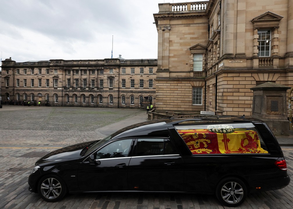 Cortejo chega ao palácio de Holyroodhouse, em Edimburgo. — Foto: REUTERS/Carl Recine/Pool