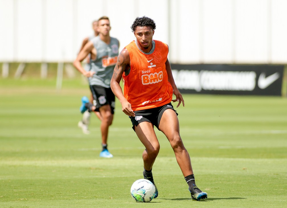 Corinthians busca clube para emprestar Éderson e debaterá futuro de Everaldo